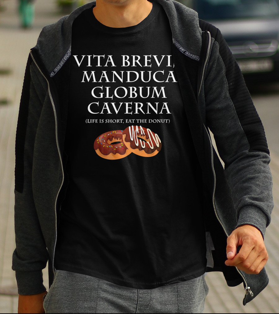 Vita Brevis Manduca Globum Caverna Life Is Short Eat The Donut T-Shirt