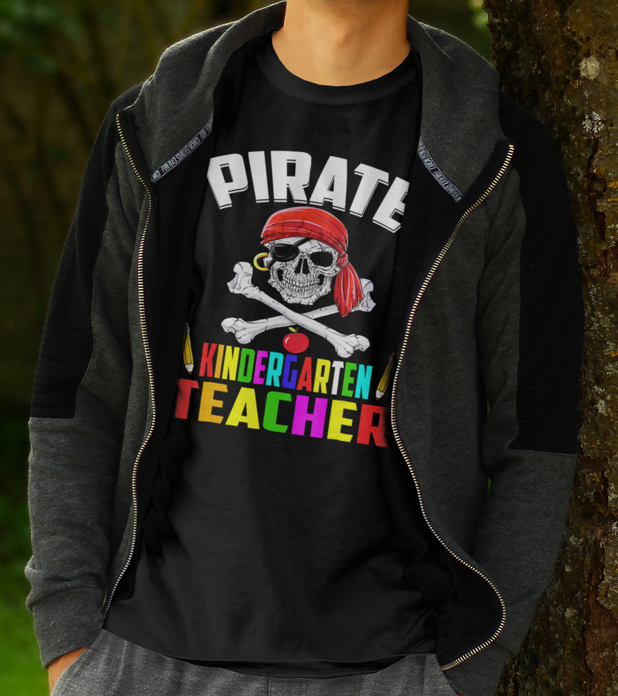 PIRATE KINDERGARTEN TEACHER Skull Crossbones Pencils Apple T-Shirt