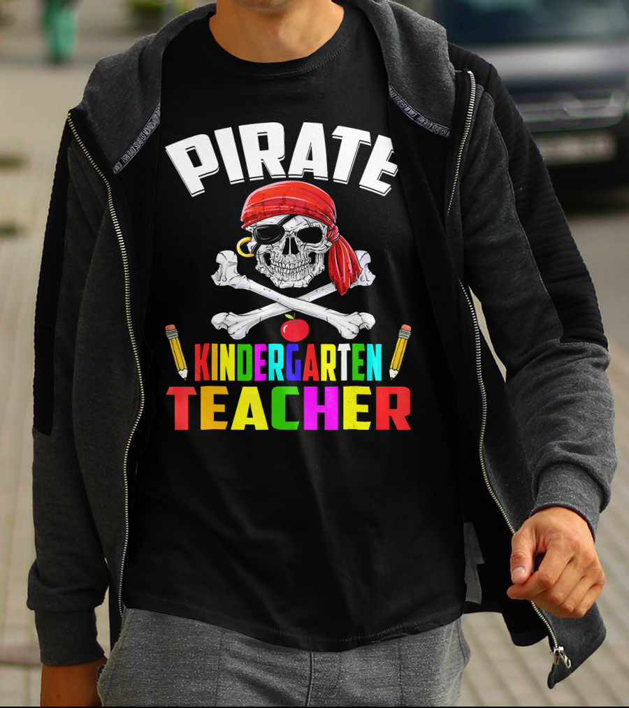 PIRATE KINDERGARTEN TEACHER Skull Crossbones Pencils Apple T-Shirt