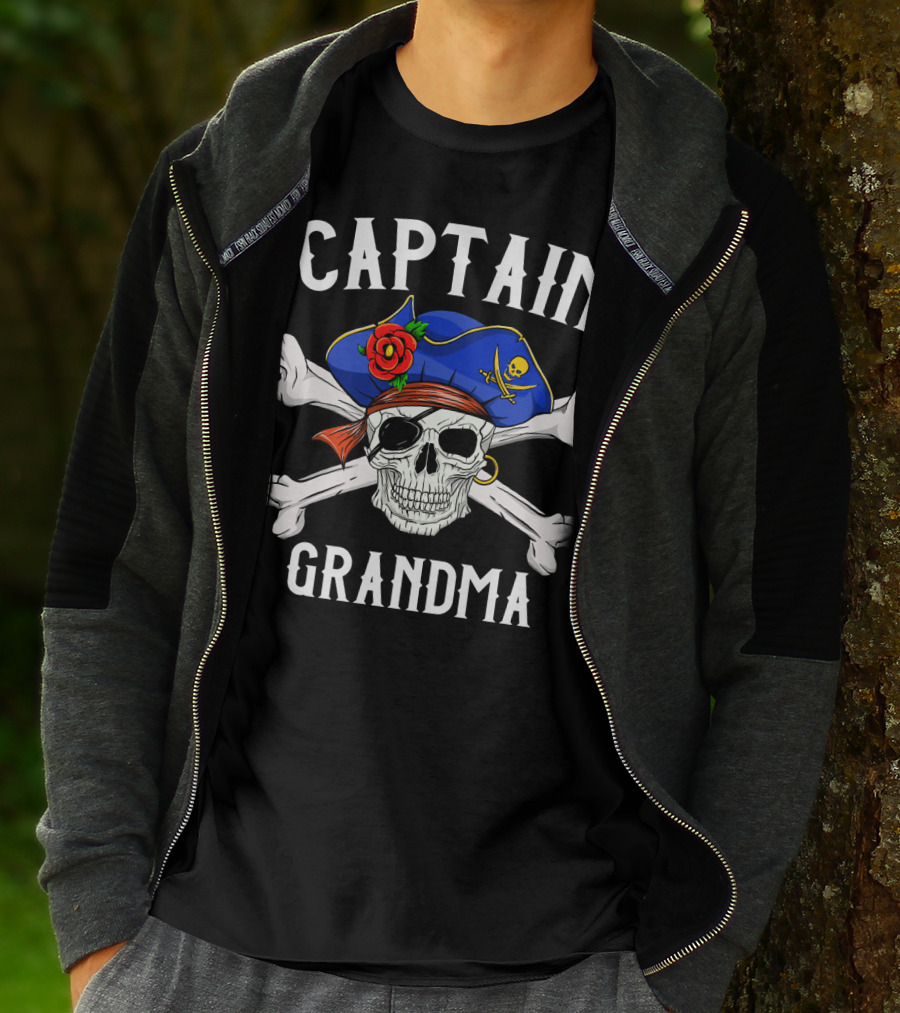Captain Grandma Funny Pirate Skull Crossbones T-Shirt