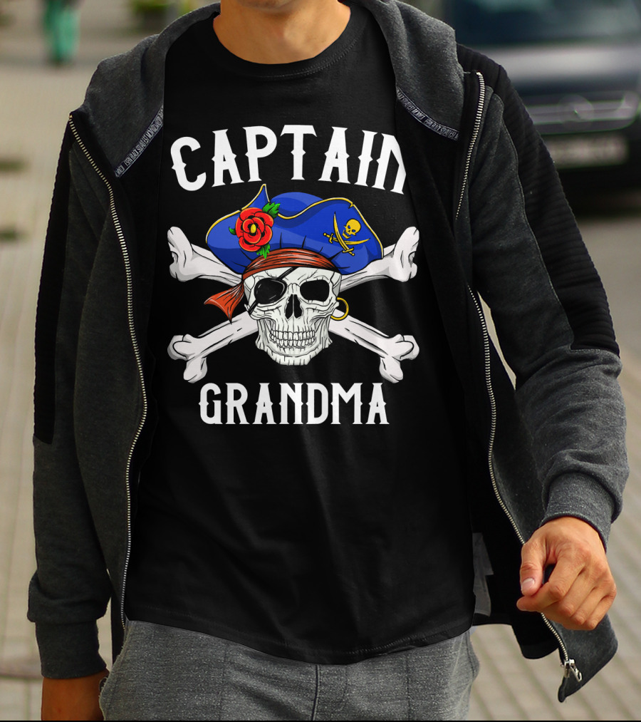 Captain Grandma Funny Pirate Skull Crossbones T-Shirt
