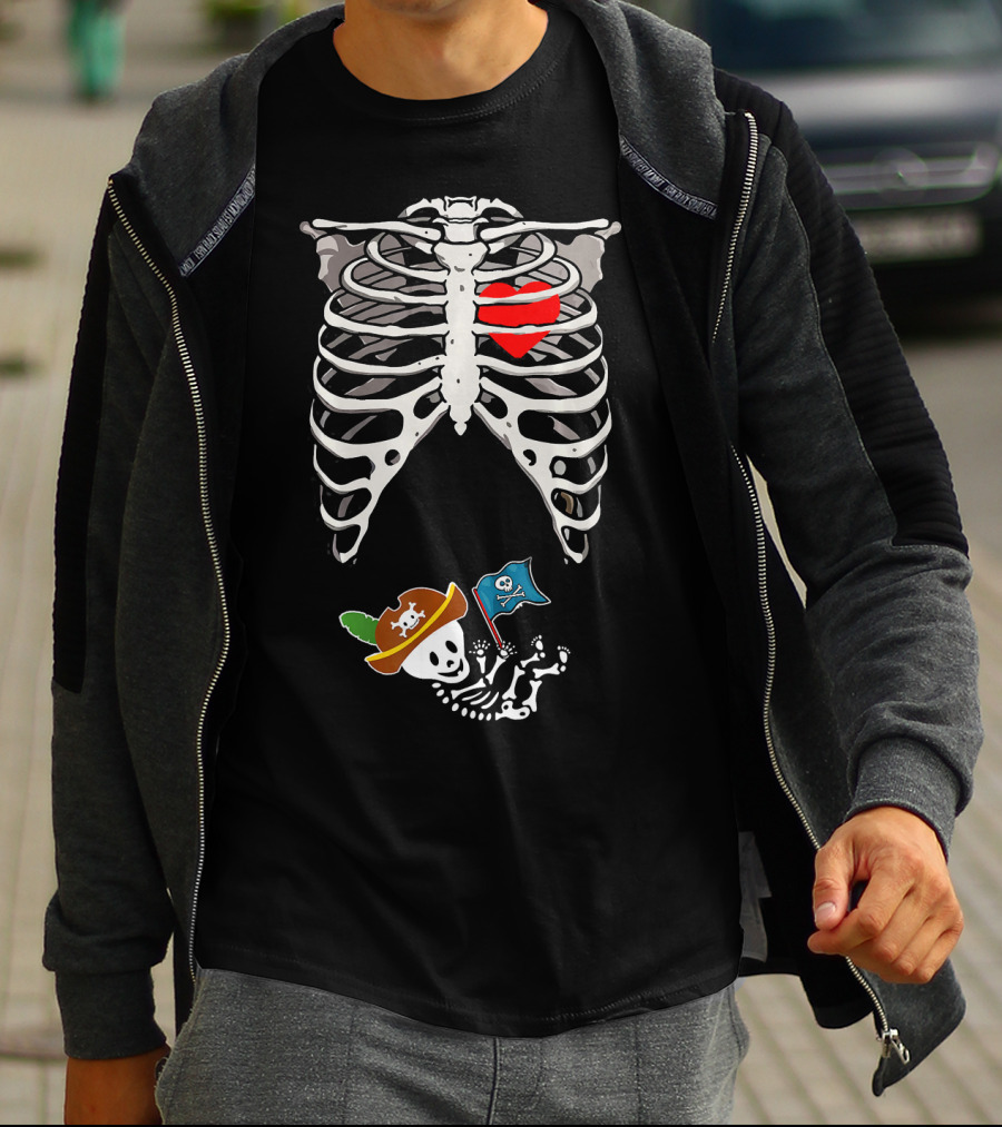 Halloween Pregnancy Pirate Skeleton Dad Heart With Baby Skeleton Pirate Hat And Flag T-Shirt