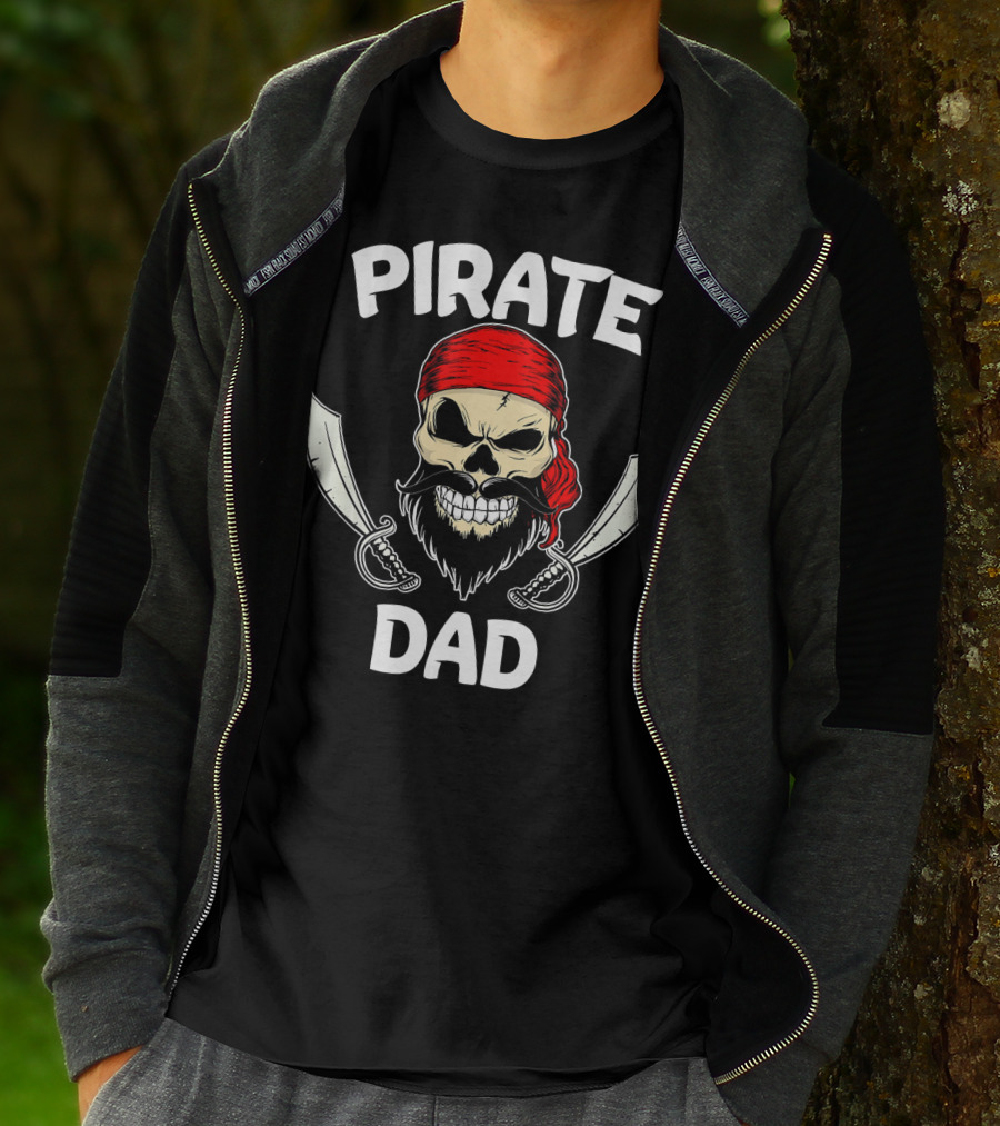 Pirate Dad Skull With Beard And Crossed Swords Halloween T-Shirt