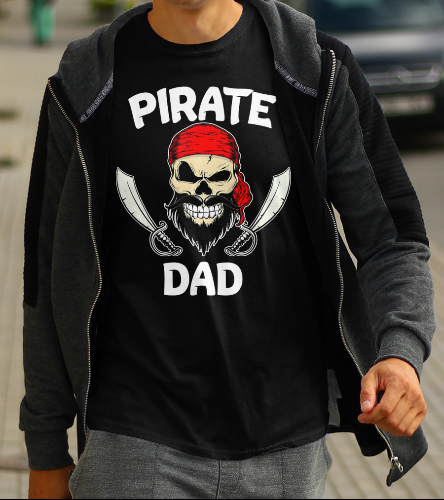Pirate Dad Skull With Beard And Crossed Swords Halloween T-Shirt