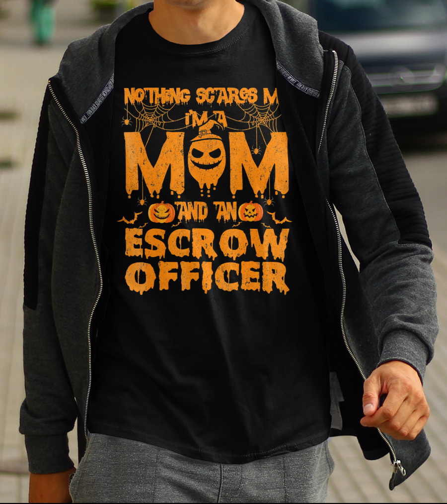 Nothing Scares Me I'm A Mom And An Escrow Officer Pumpkin T-Shirt