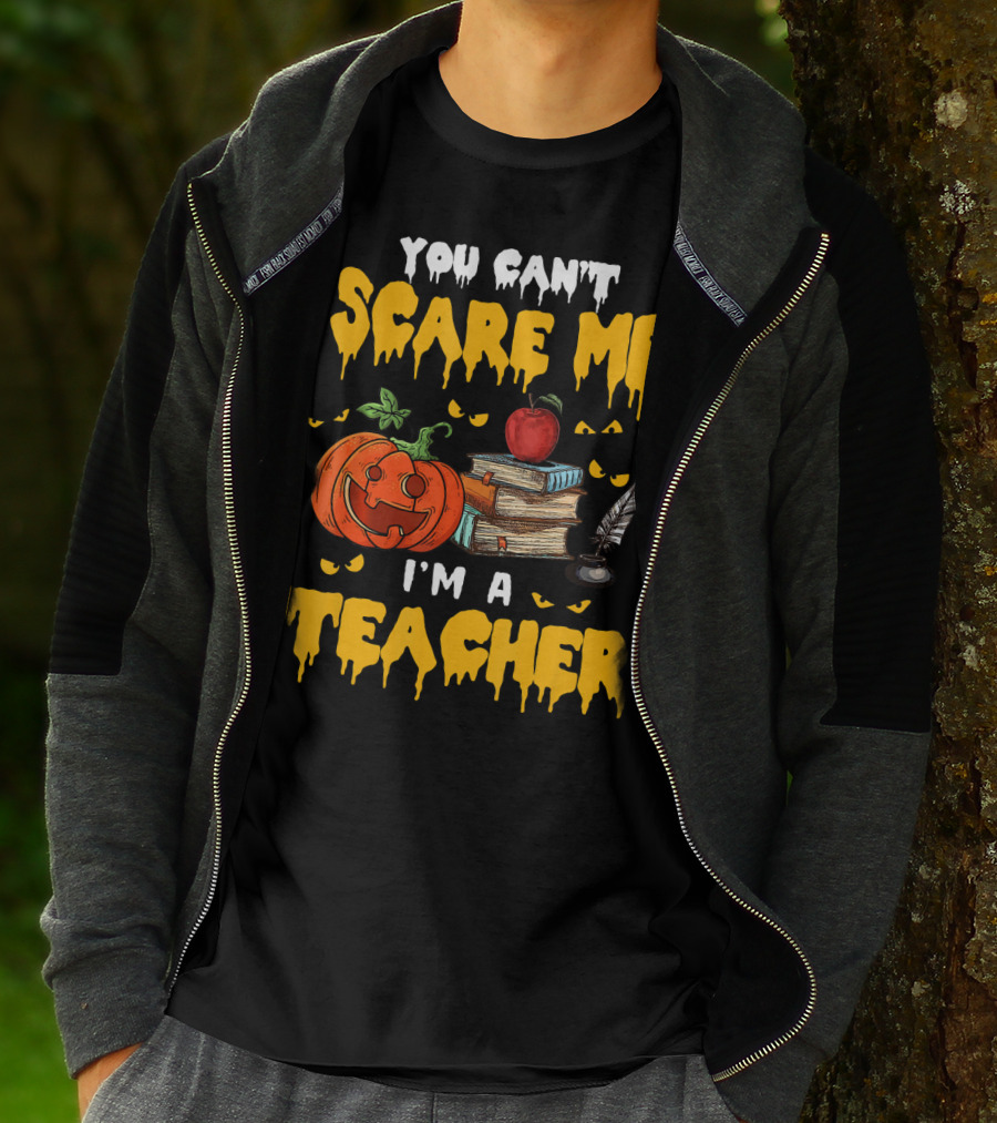 You Can't Scare Me I'm A Teacher Halloween Pumpkin Books Apple Feather T-Shirt