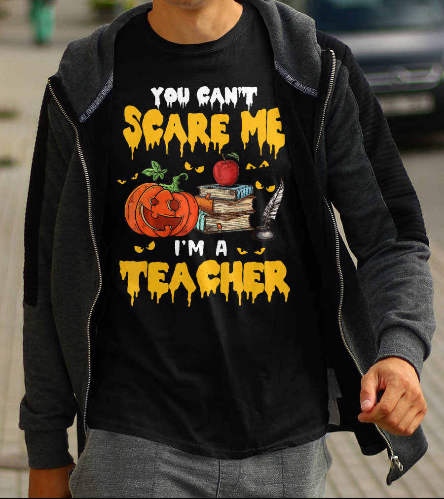 You Can't Scare Me I'm A Teacher Halloween Pumpkin Books Apple Feather T-Shirt