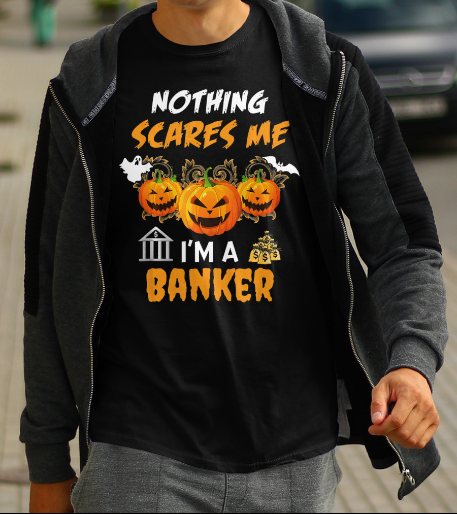 Nothing Scares Me I'm A Banker Funny Halloween Pumpkins Ghost Bat Money T-Shirt