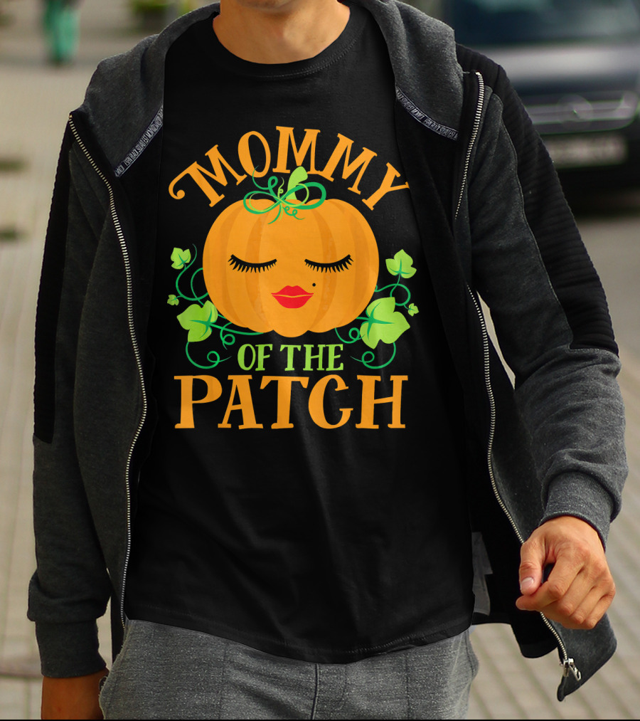 Mommy Pumpkin Of The Patch Face With Green Leaves And Vines T-Shirt