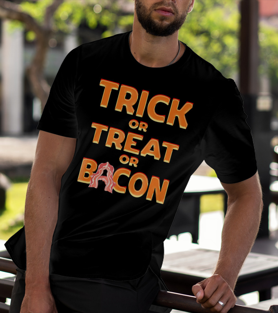 TRICK OR TREAT OR BACON HALLOWEEN HAUNTE T-Shirt