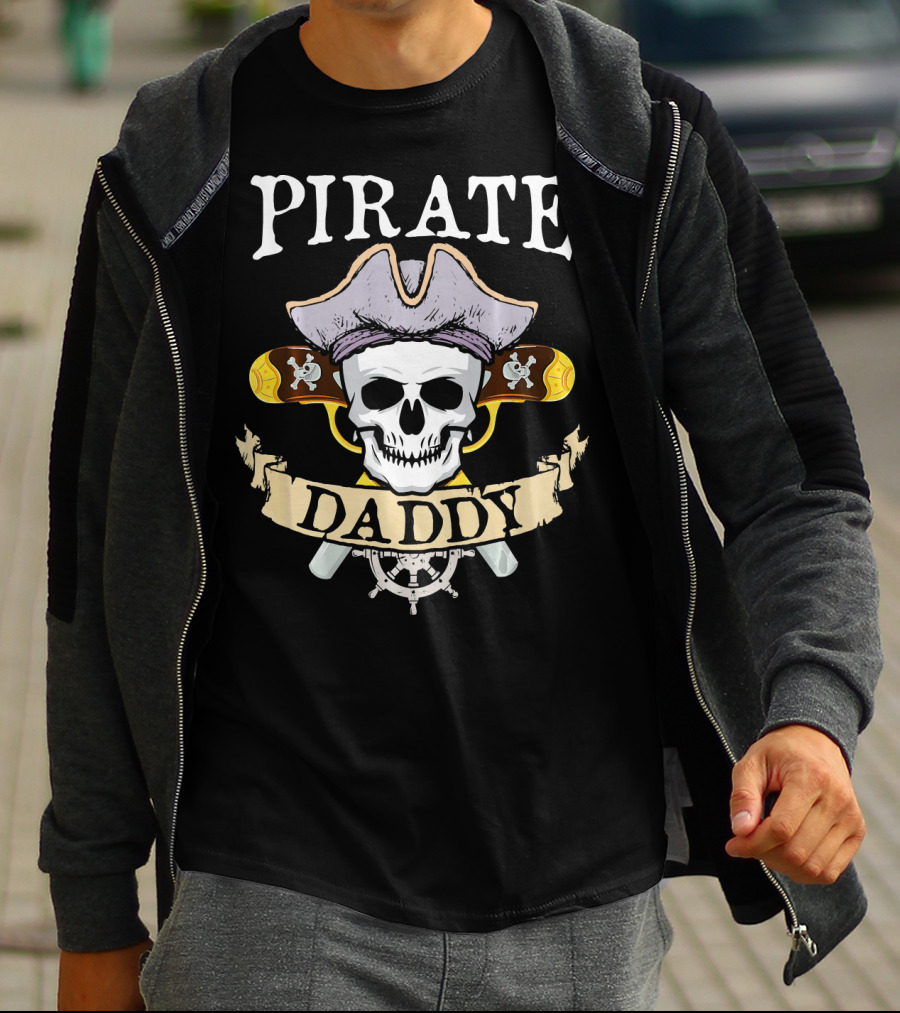 PIRATE DADDY Skull With Pirate Hat And Crossed Pistols Halloween T-Shirt