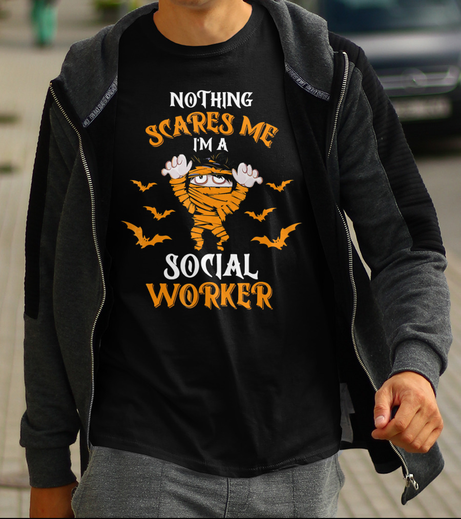 Nothing Scares Me I'm A Social Worker Halloween Mummy And Bats T-Shirt