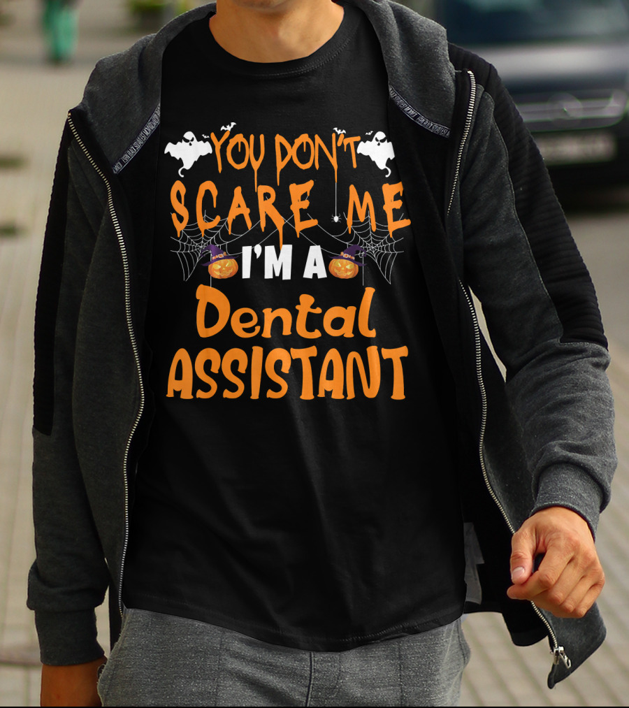 You Don't Scare Me I'm A Dental Assistant Halloween Bats And Pumpkins T-Shirt