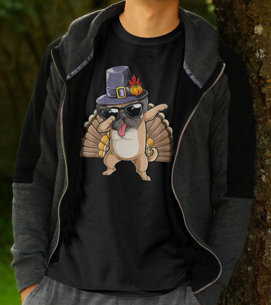 Thanksgiving Pug Dabbing With Pilgrim Hat And Turkey Feathers T-Shirt