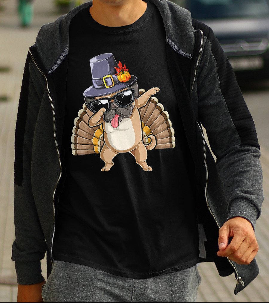 Thanksgiving Pug Dabbing With Pilgrim Hat And Turkey Feathers T-Shirt