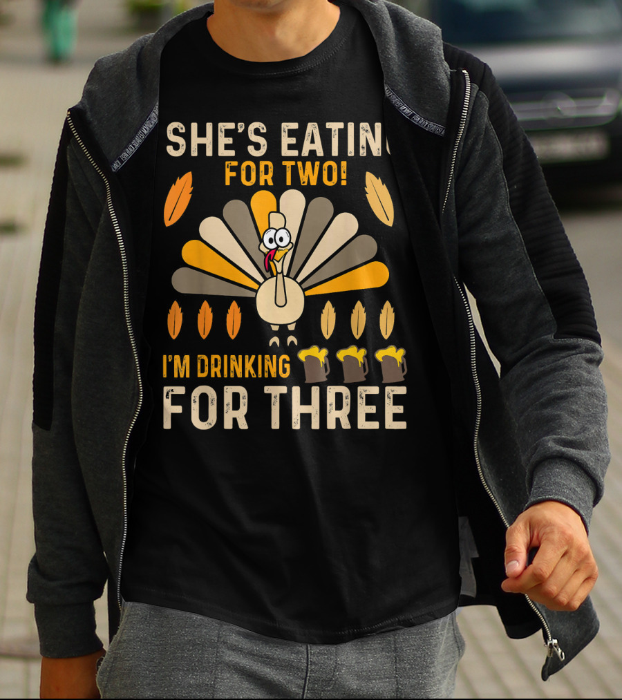 She's Eating For Two I'm Drinking For Three Turkey Thanksgiving Mens Pregnancy Announcement T-Shirt