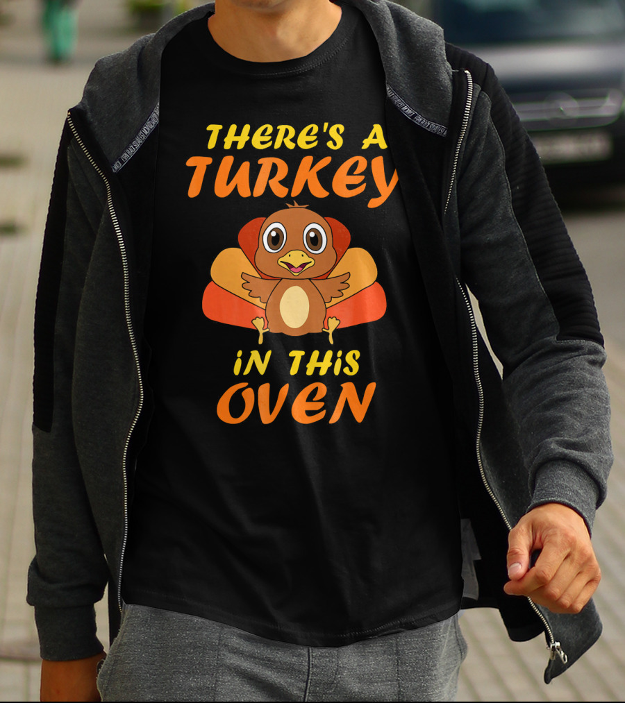 Thanksgiving Couples Pregnancy Announcement There's A Turkey In This Oven T-Shirt
