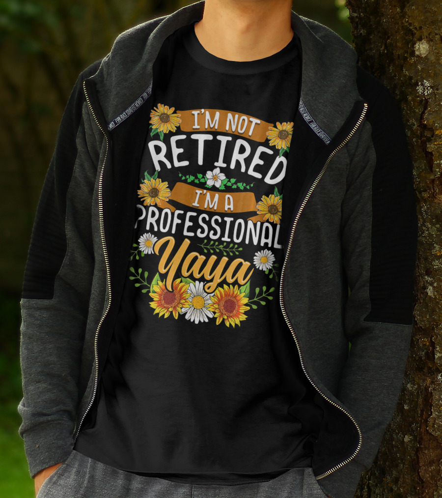 I'm Not Retired I'm A Professional Yaya Sunflower And Daisy Floral T-Shirt