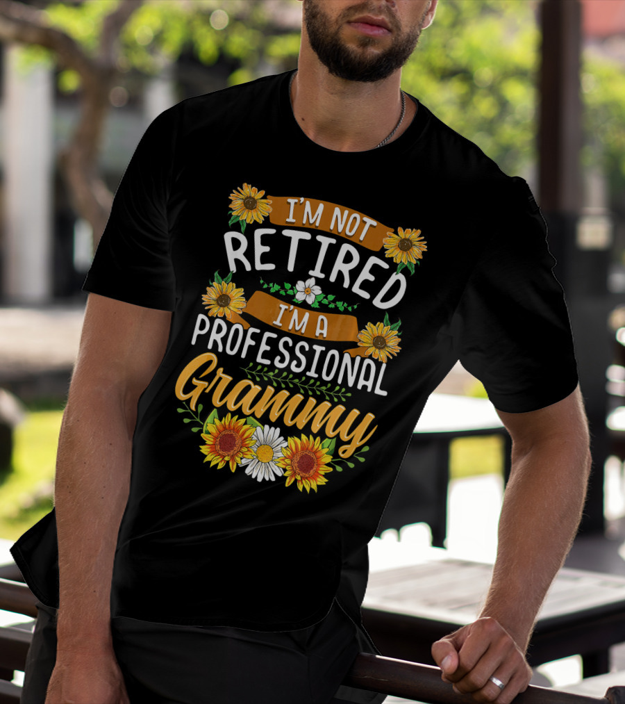 I'm Not Retired I'm A Professional Grammy Sunflowers And Daisies T-Shirt