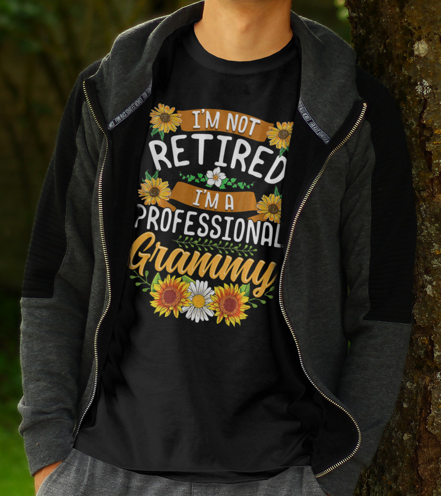 I'm Not Retired I'm A Professional Grammy Sunflowers And Daisies T-Shirt