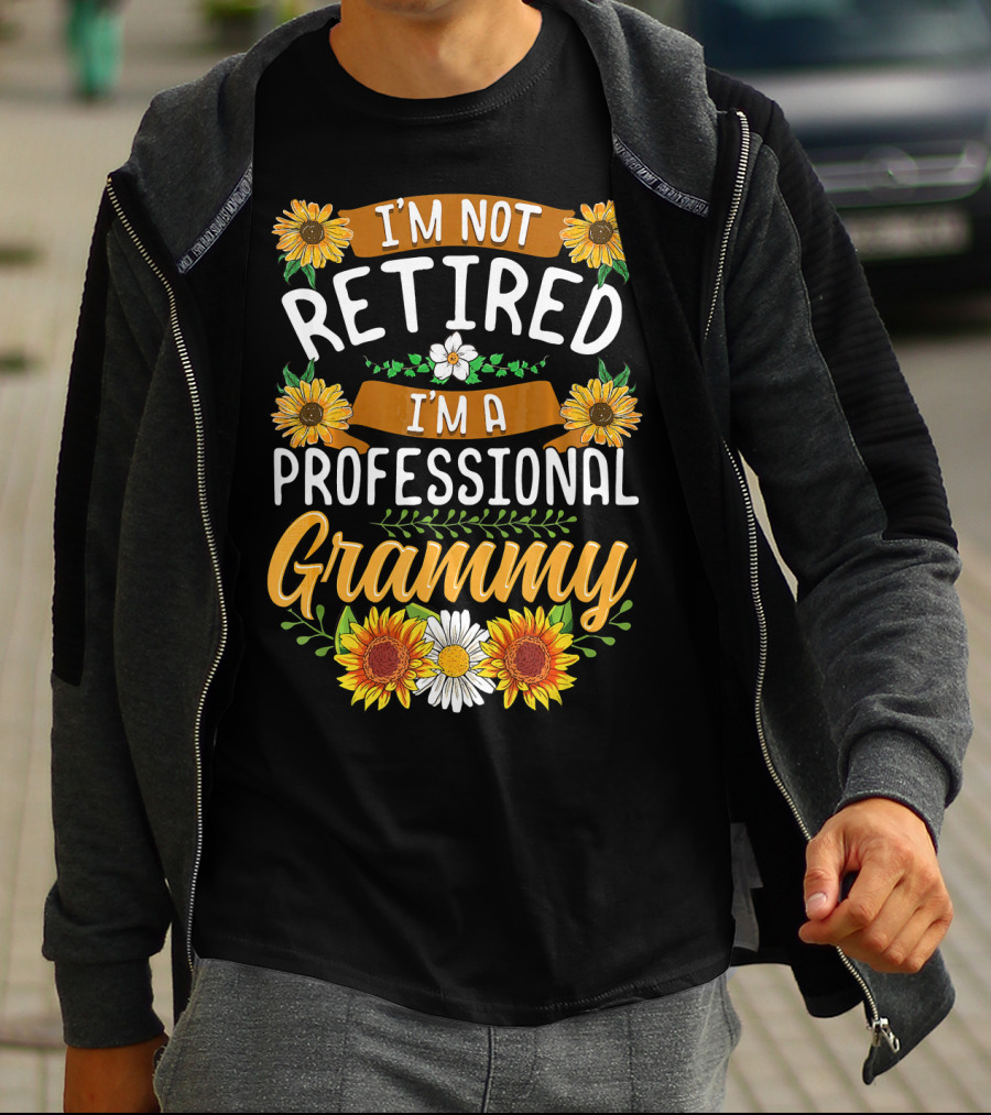 I'm Not Retired I'm A Professional Grammy Sunflowers And Daisies T-Shirt