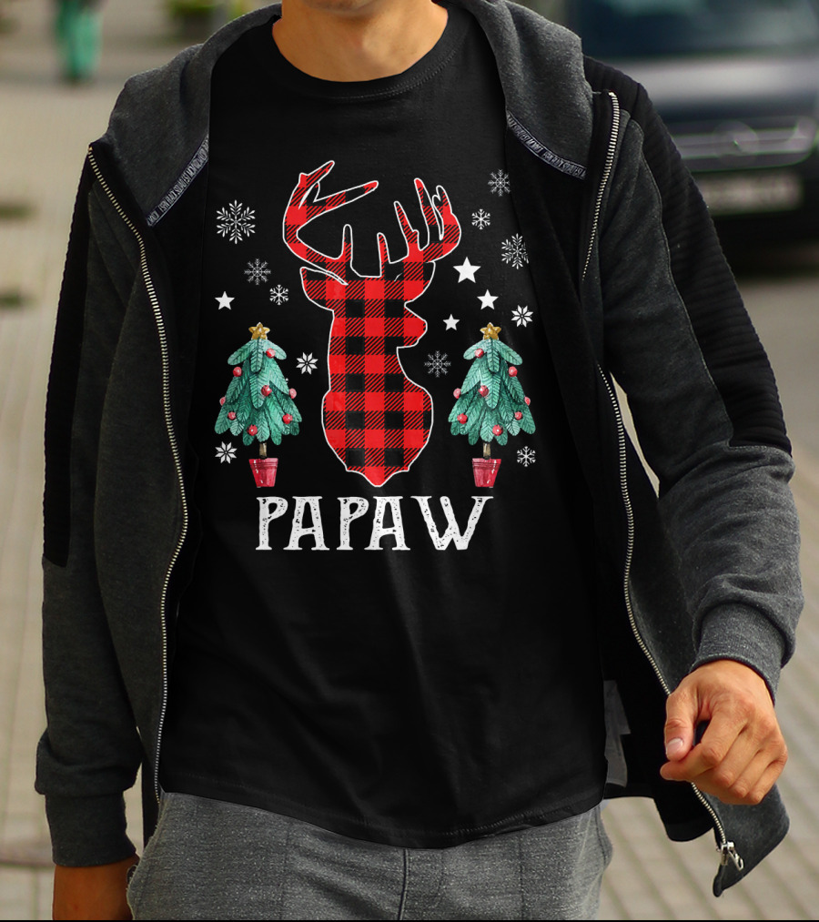Papaw Plaid Reindeer Christmas Trees And Snowflakes Family Fun T-Shirt
