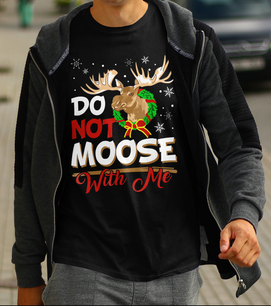 Do Not Moose With Me Funny Christmas Moose Wreath Snowflakes T-Shirt
