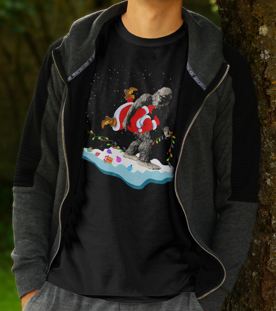 Bigfoot Abducts Santa On Christmas Eve T-Shirt