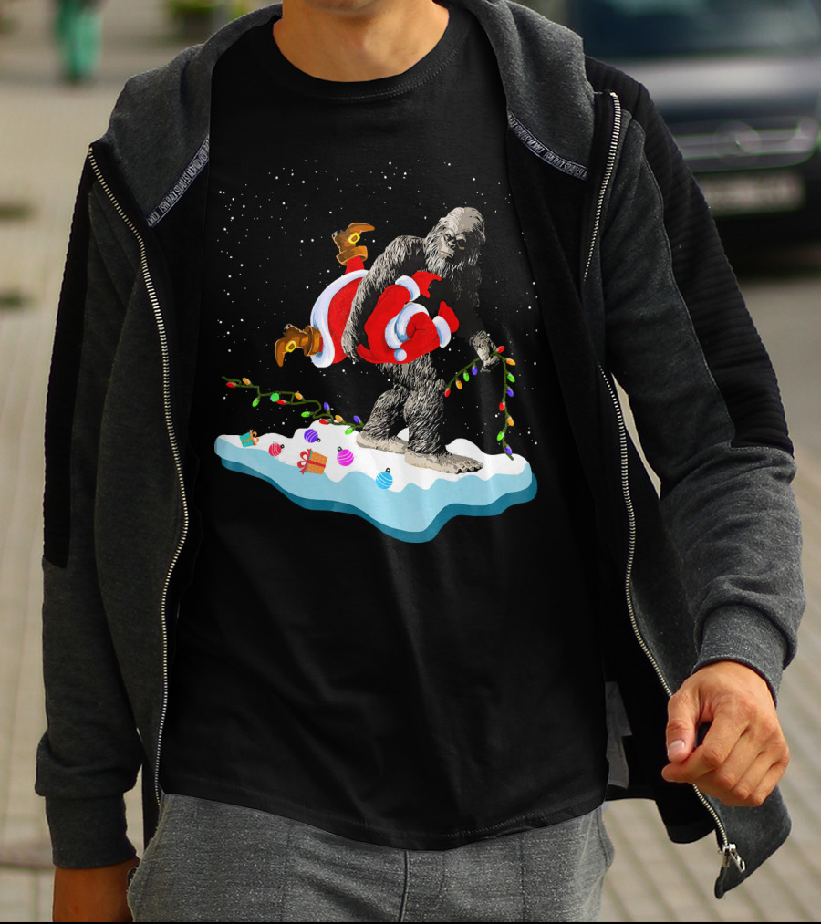 Bigfoot Abducts Santa On Christmas Eve T-Shirt