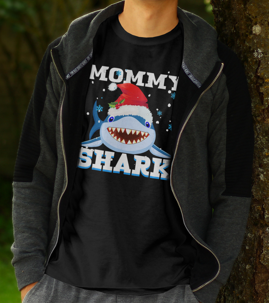 Mommy Shark Santa Hat Christmas Snowflakes T-Shirt