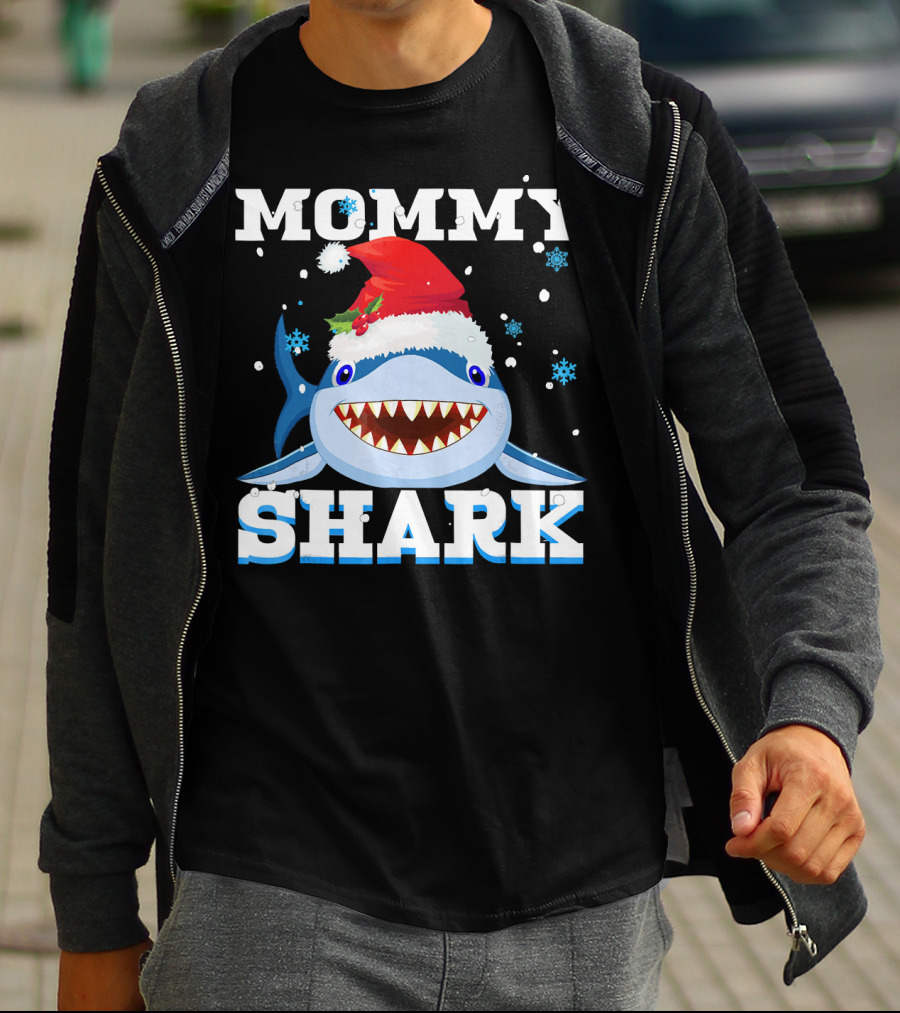 Mommy Shark Santa Hat Christmas Snowflakes T-Shirt