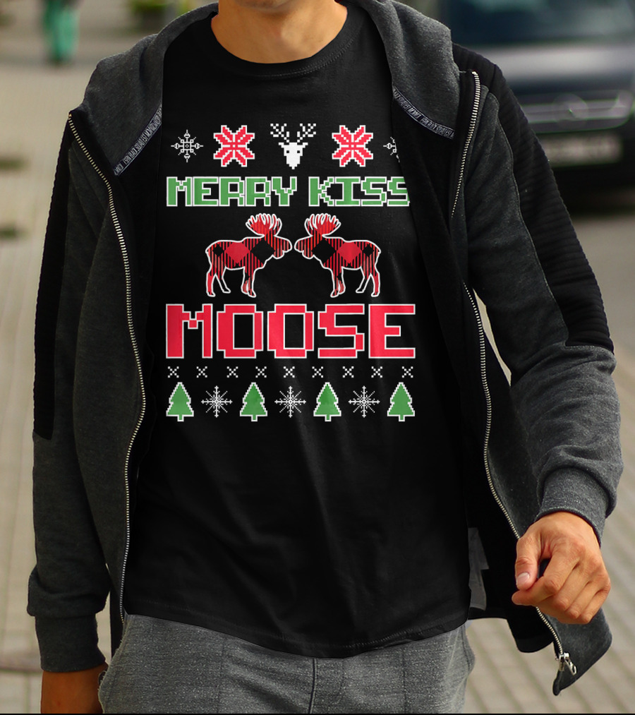MERRY KISS MOOSE CHRISTMAS UGLY SWEATER STYLE HOLIDAY MOOSE TREE SNOWFLAKE XMAS T-Shirt