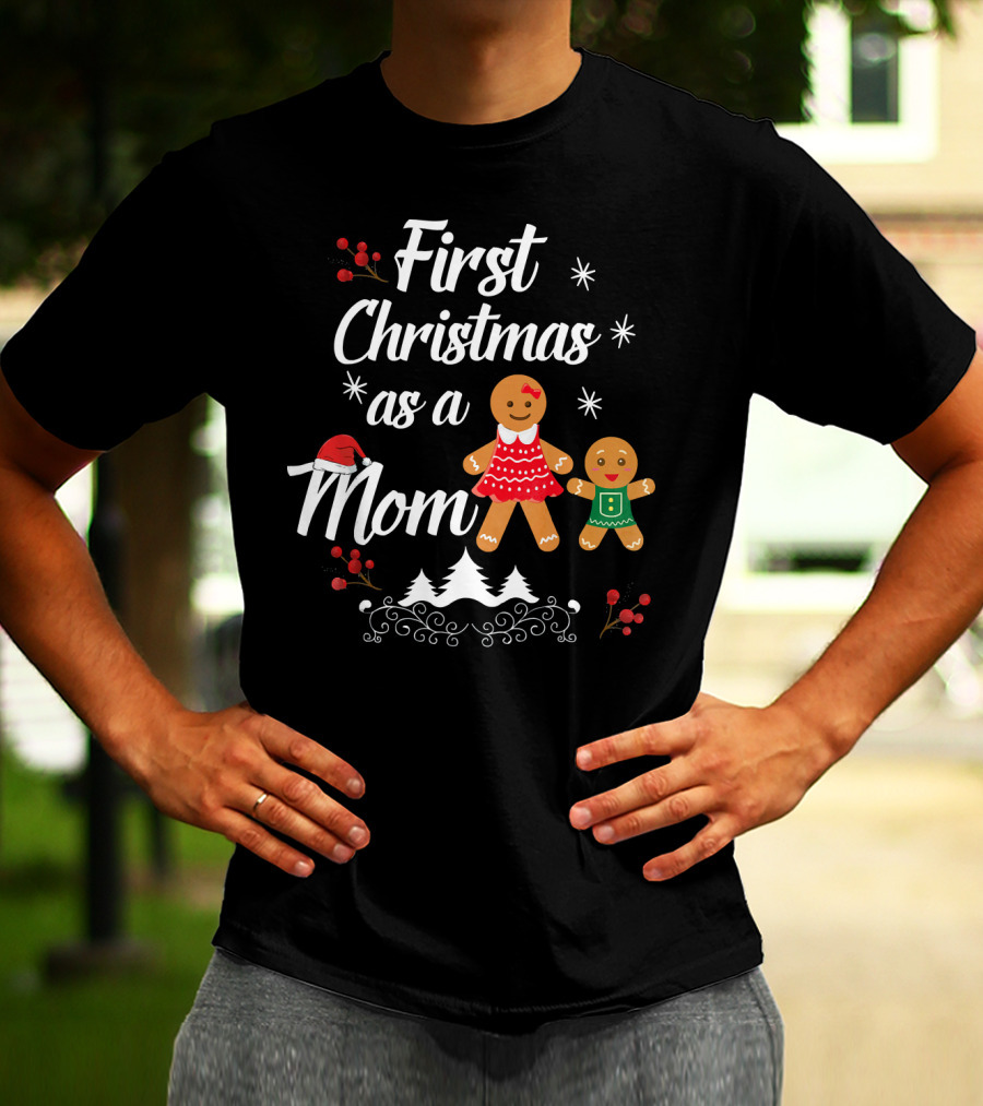 First Christmas As A Mom With Gingerbread Family And Santa Hat T-Shirt