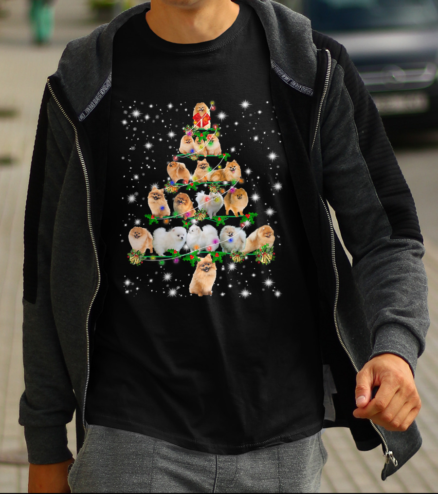 Cute Pomeranian Christmas Tree With Fairy Lights And Starry Background T-Shirt