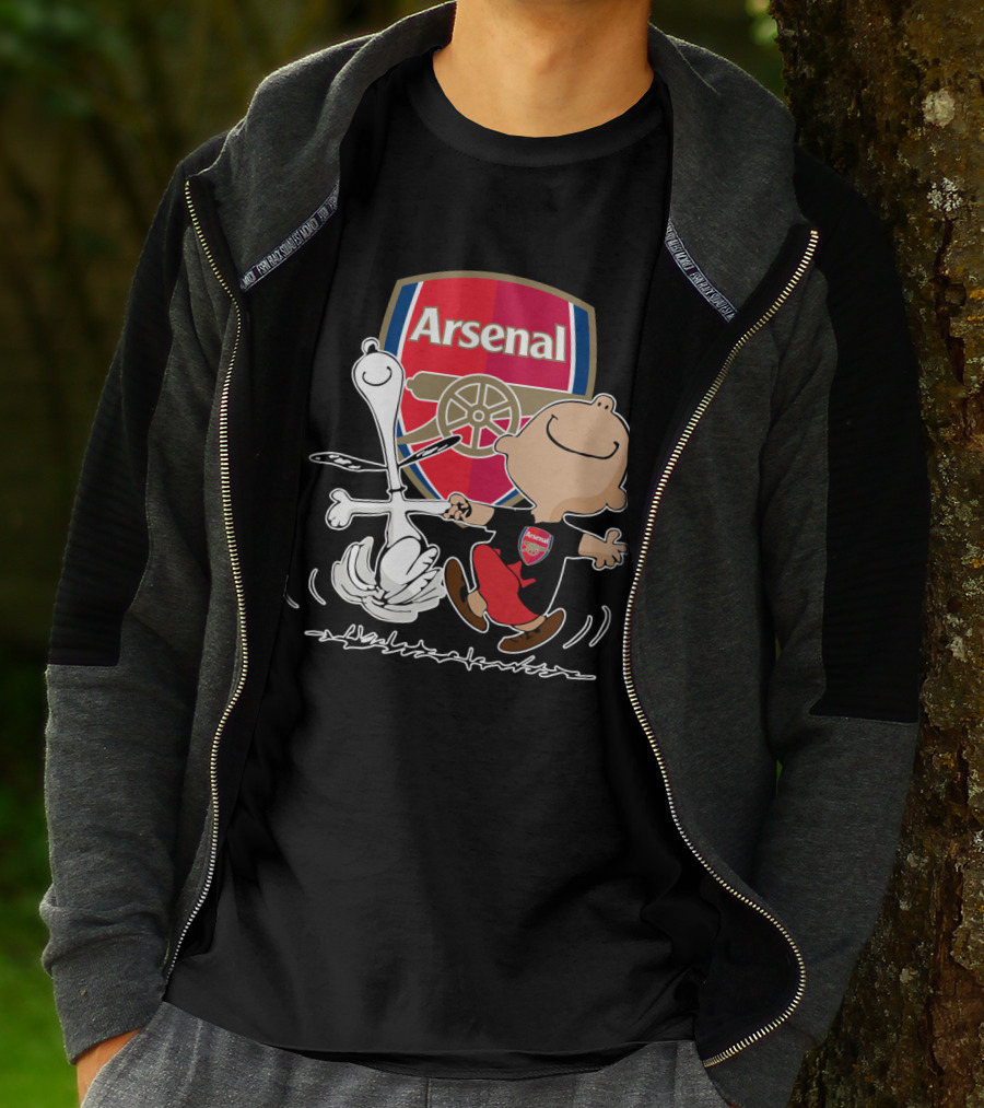 Arsenal Football Club Snoopy Charlie Brown Dancing Badge T-Shirt