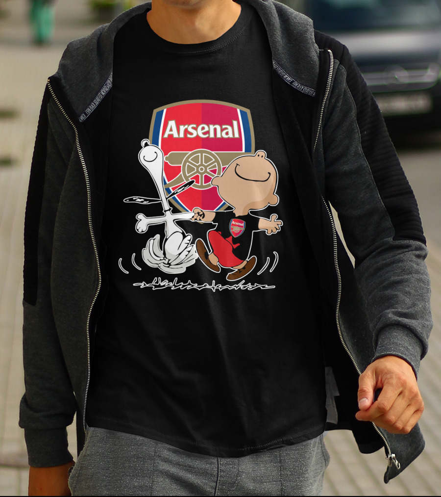 Arsenal Football Club Snoopy Charlie Brown Dancing Badge T-Shirt