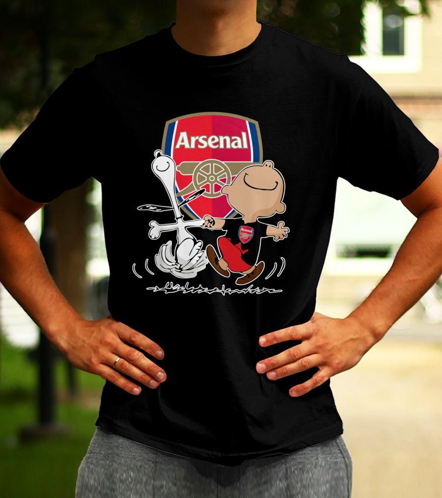 Arsenal Football Club Snoopy Charlie Brown Dancing Badge T-Shirt