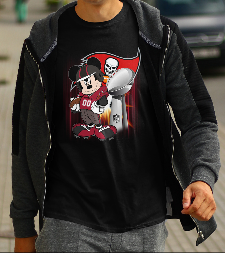 Mickey Buccaneers Nfl Super Bowl Trophy Football Fan Character With Logo And Skull T-Shirt